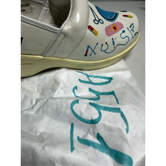 Rasolli Tara Nurse Graphics First Aid Kit Print Clogs Women's 10 Skid Resistant - Picture 13 of 13